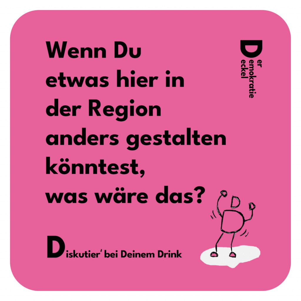 Mit den Demokratiedeckeln mischen sich anregende Fragen unter die Getränke: Die bedruckten Bierdeckel wollen Diskussionen entfachen und Menschen einladen, ihre unterschiedlichen Standpunkte in Kneipen, Cafés oder Schulen auszutauschen.