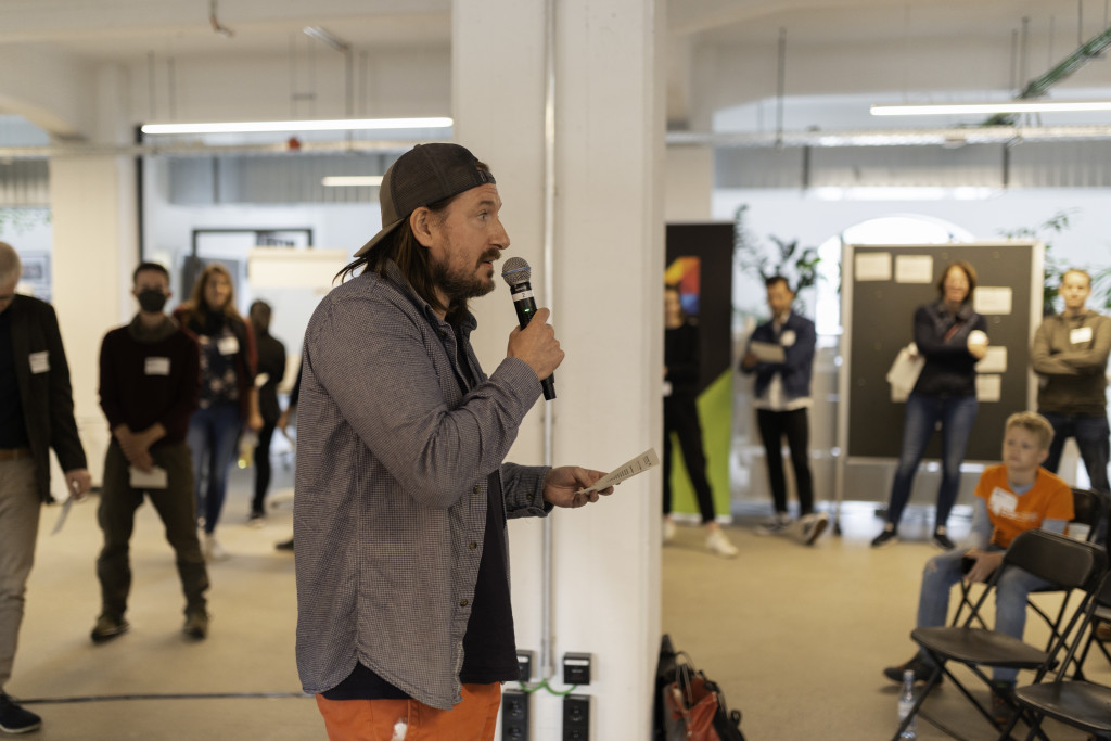 BarCamps funktionieren ganz anders als klassische Konferenzen: Nur Datum und Ort stehen fest, die Themen der einzelnen Sessions bestimmen die Besucher:innen selbst.